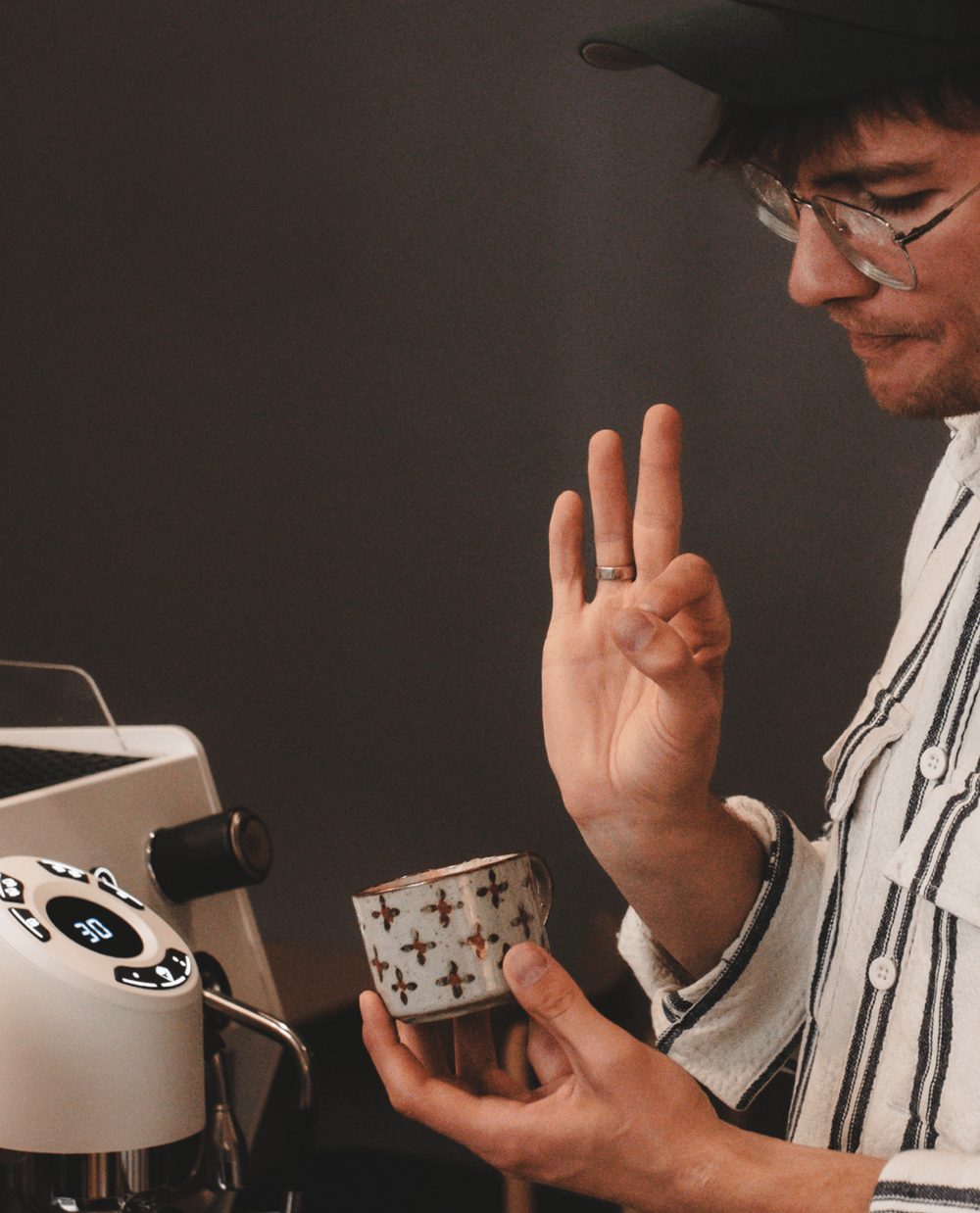 Barista hoiab käes valmis kohvitassi