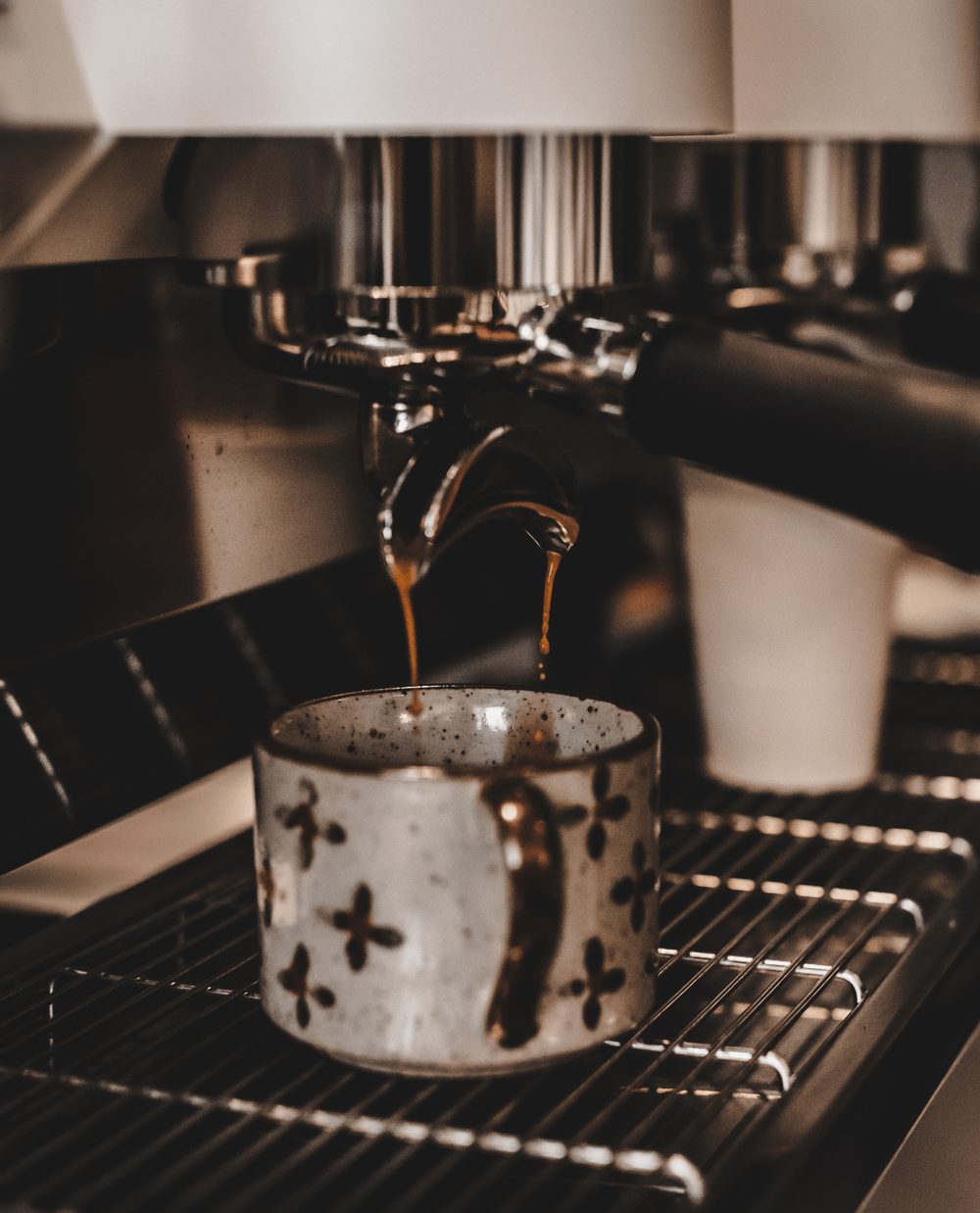 Espresso valgub masinast tassi