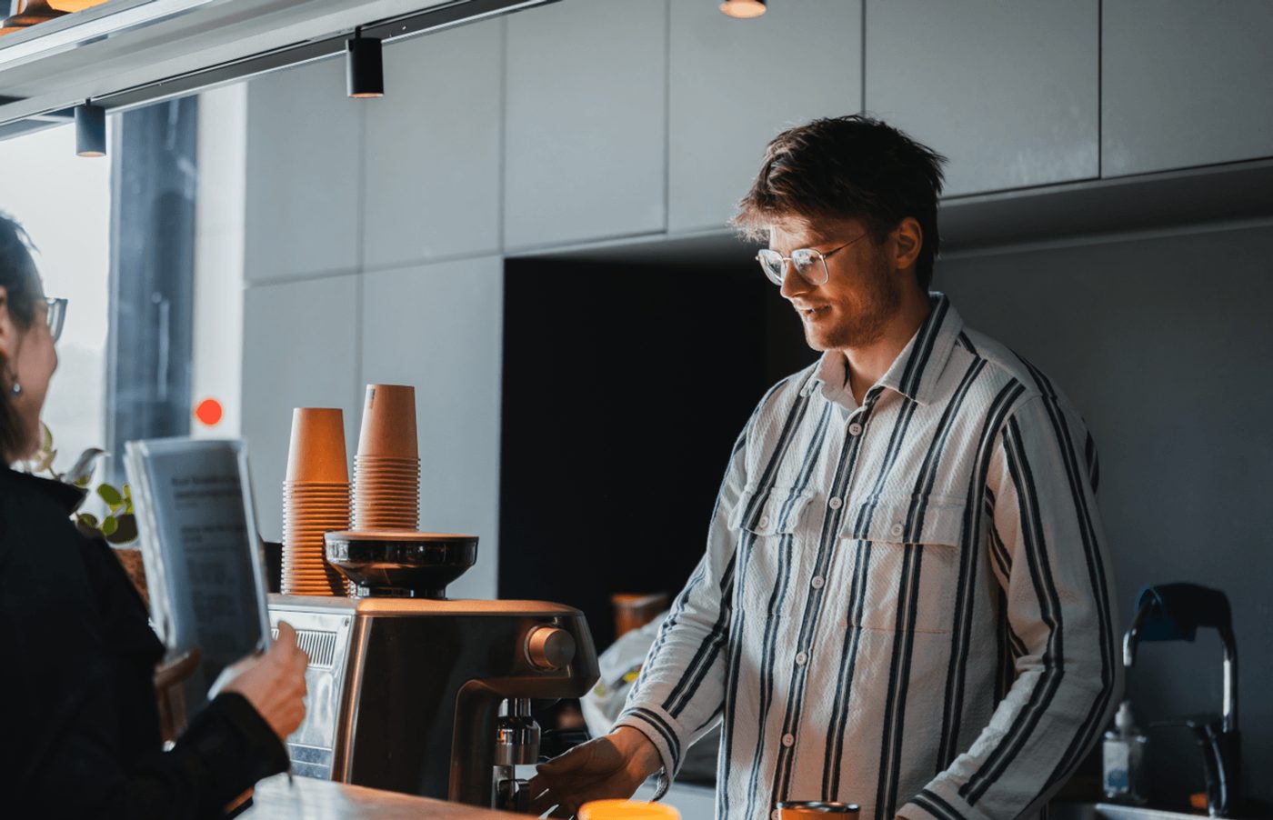 Barista valmistab kohvi üritusel